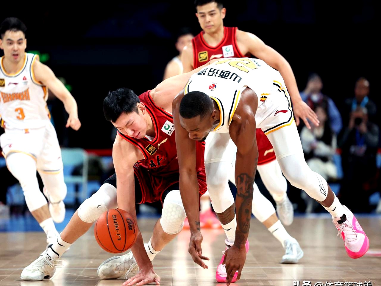 球员受伤情况频现，球队面临挑战，备战工作全面展开的简单介绍