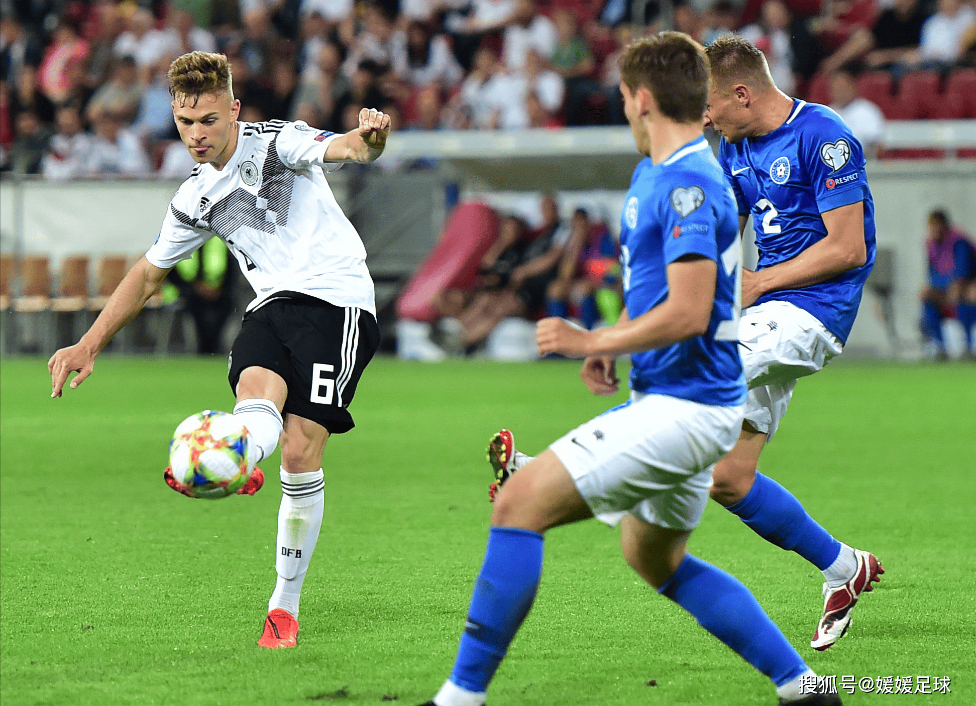 杏彩体育在线登录-足球比赛的激烈对抗吸引众目睽睽