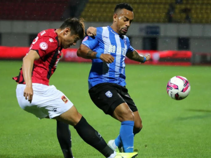 重心转移，球队联赛表现起伏不定