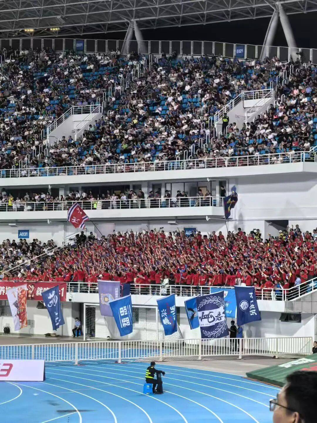 杏彩体育链接-场边球迷激情呐喊，助威球队取得胜利