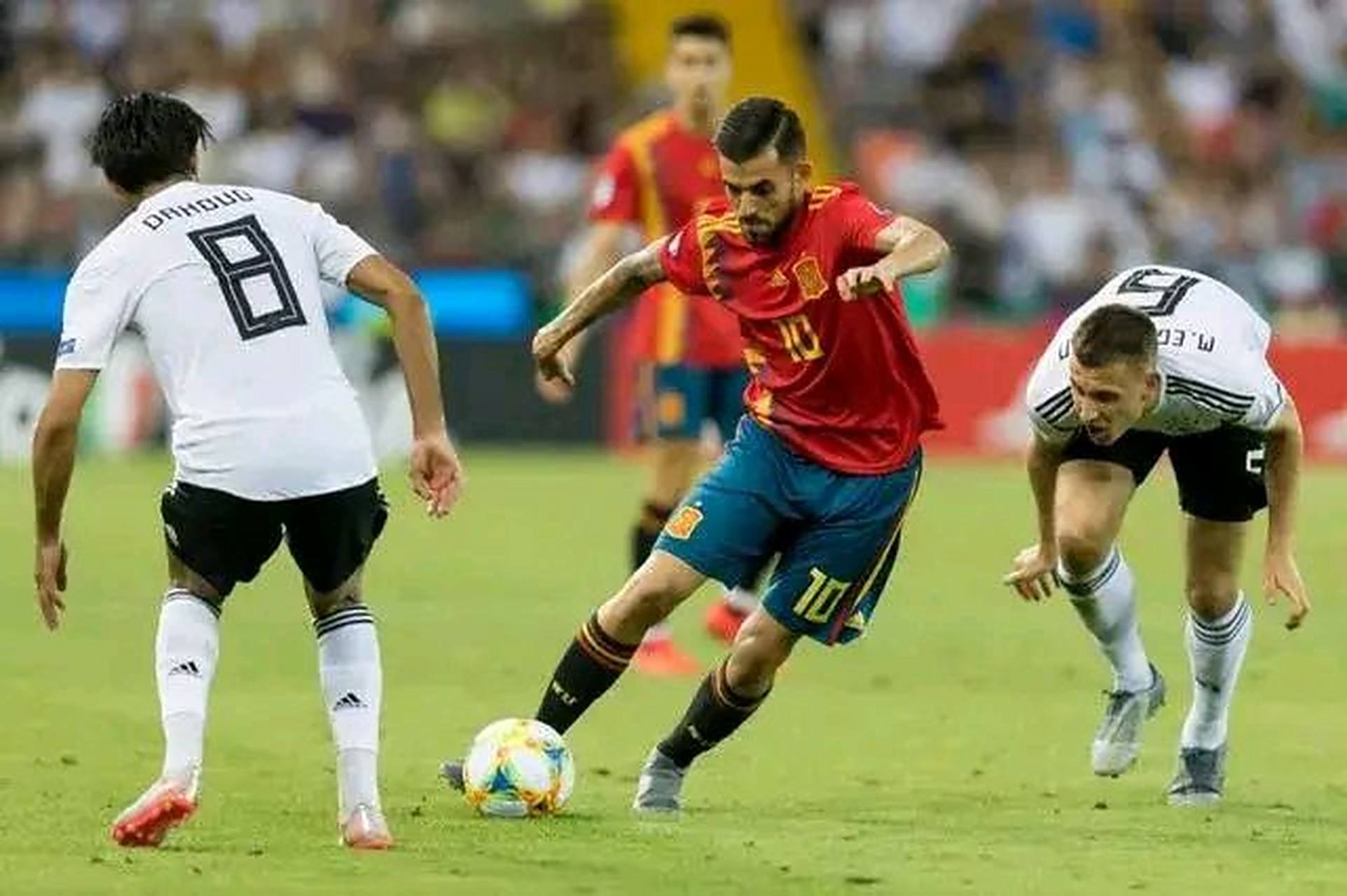 西班牙战胜德国，晋级淘汰赛引发热议