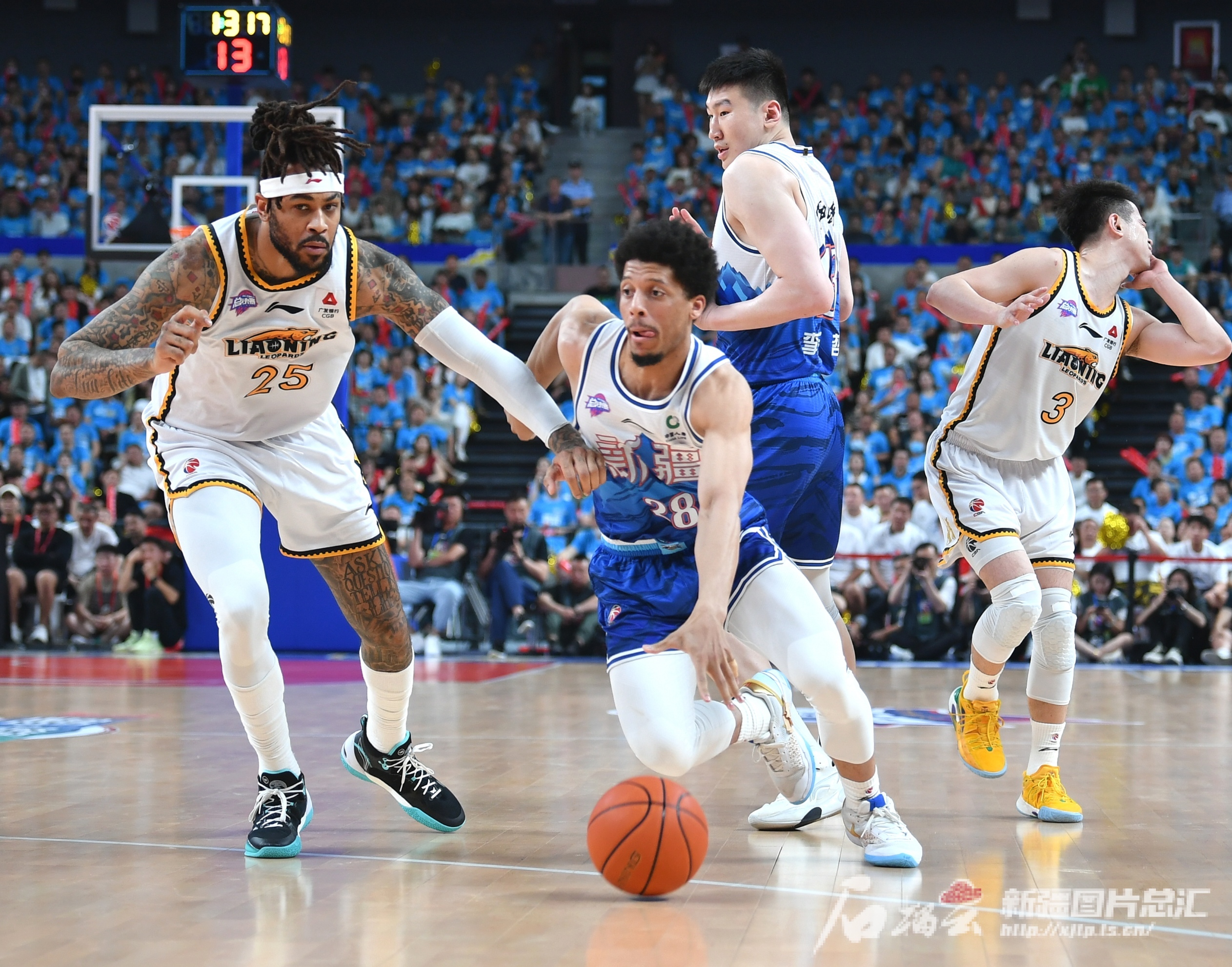 福建男篮力克新疆，全队表现稳定