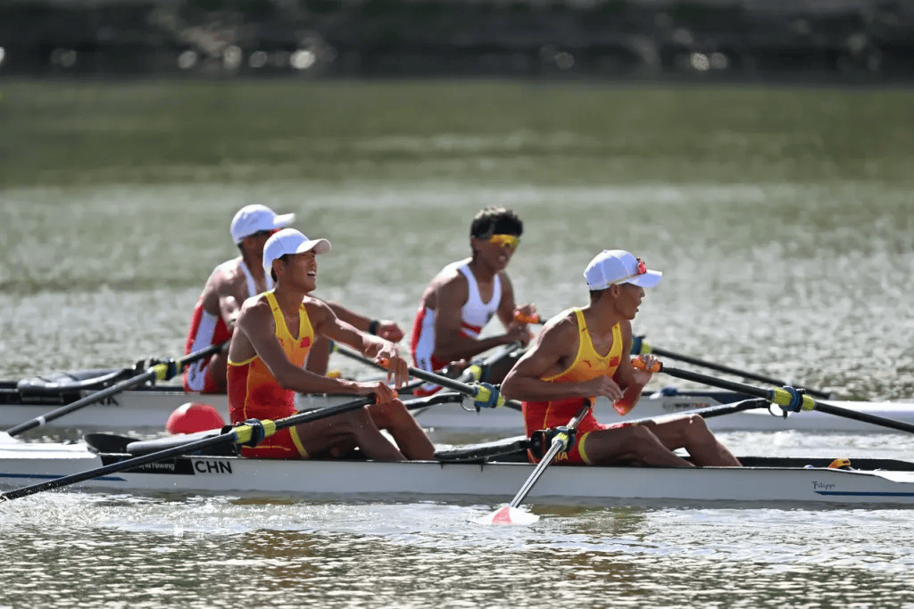 杏彩体育平台-赛艇比赛中队伍团结一心冲刺终点线的简单介绍