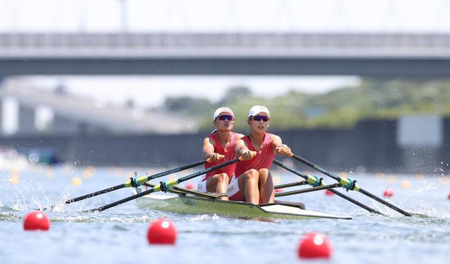 赛艇比赛中队伍团结一心冲刺终点线的简单介绍 赛艇比赛中队伍团结一心冲刺终点线的简单介绍