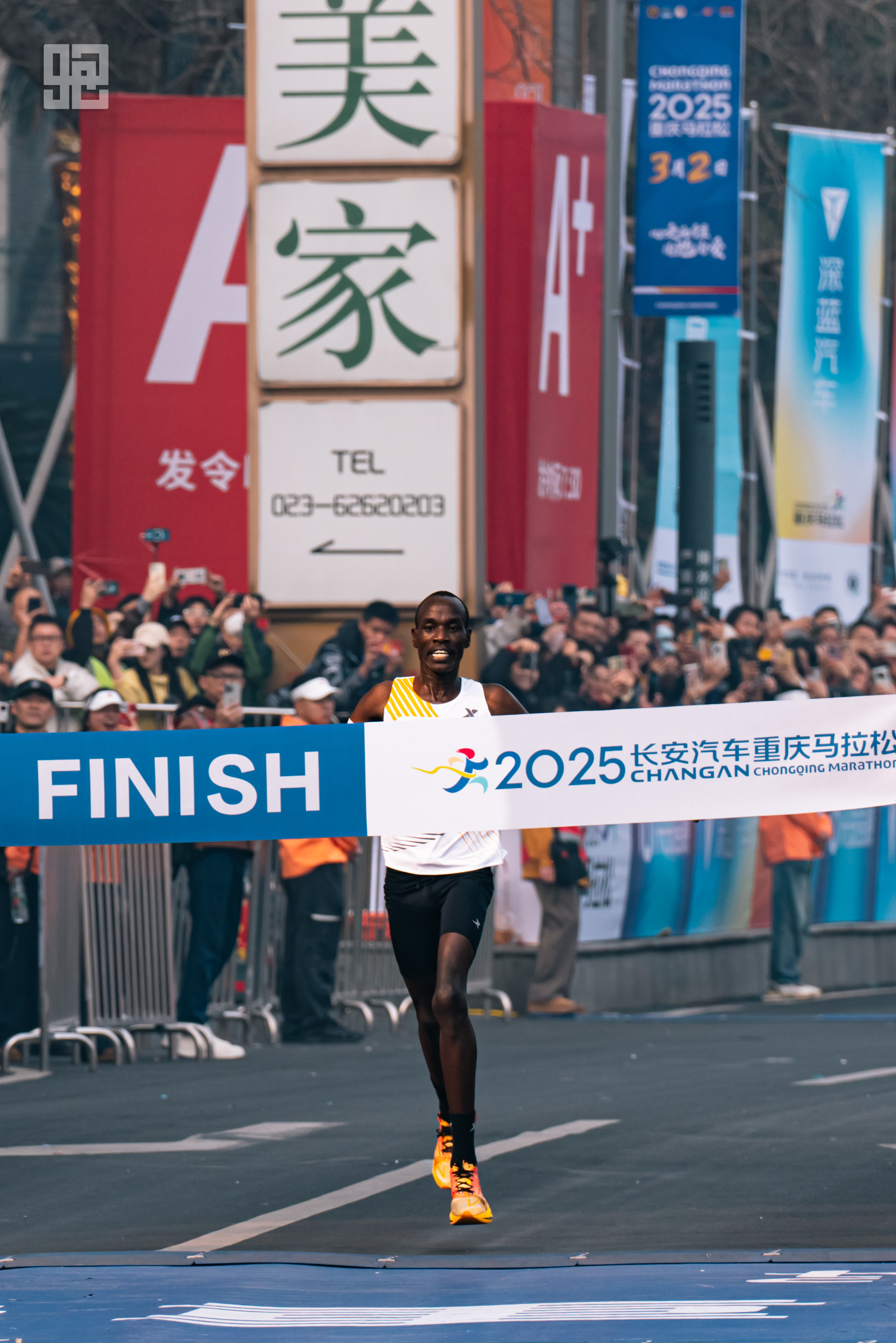 肯尼亚长跑选手冲刺终点，战胜对手