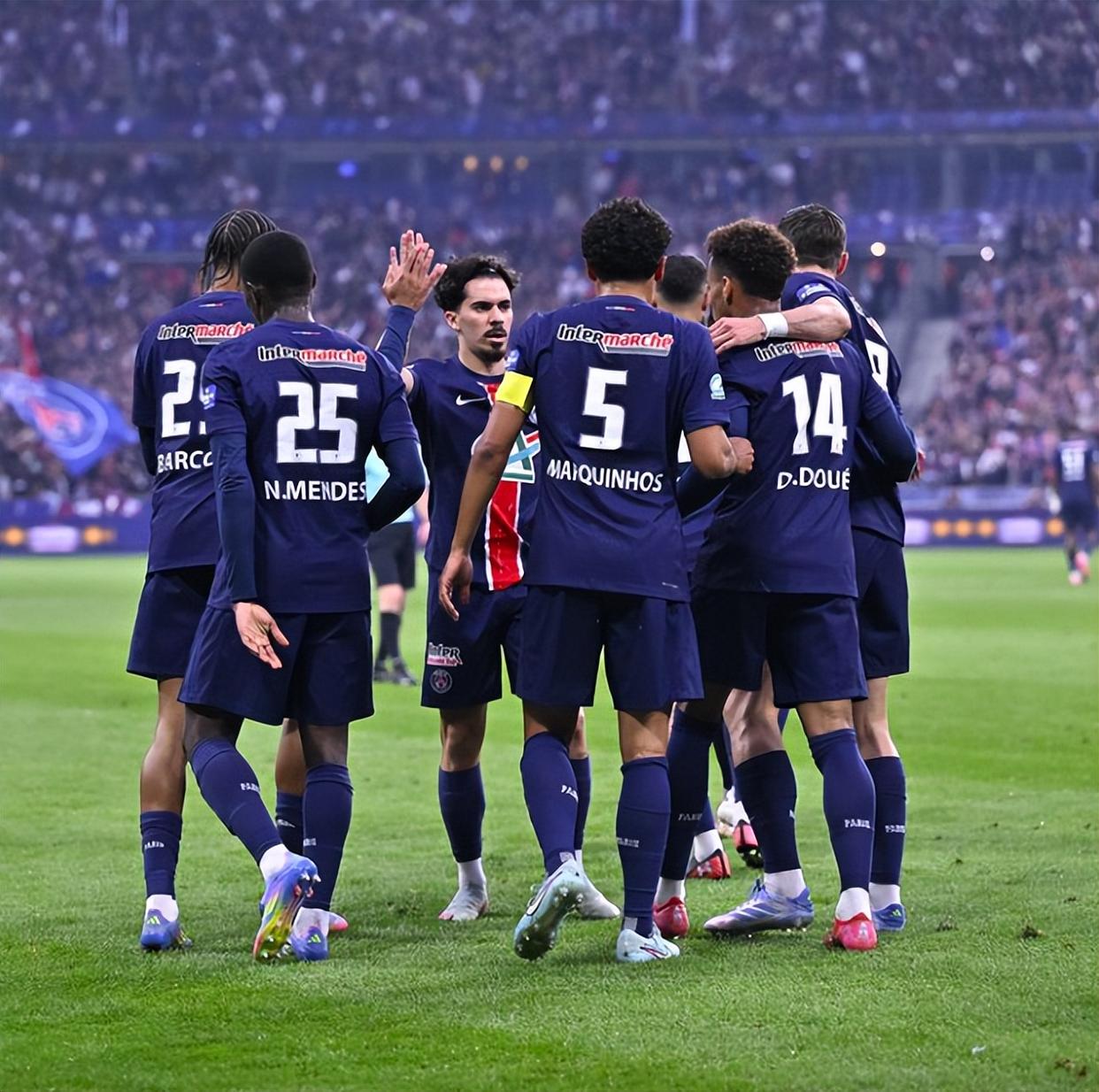 巴黎圣日耳曼球员受伤缺席多场比赛的简单介绍