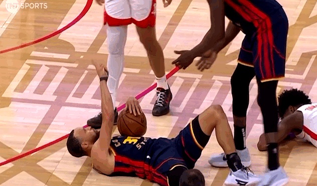 球场上的冲突和对抗，见证了强者之间的较量