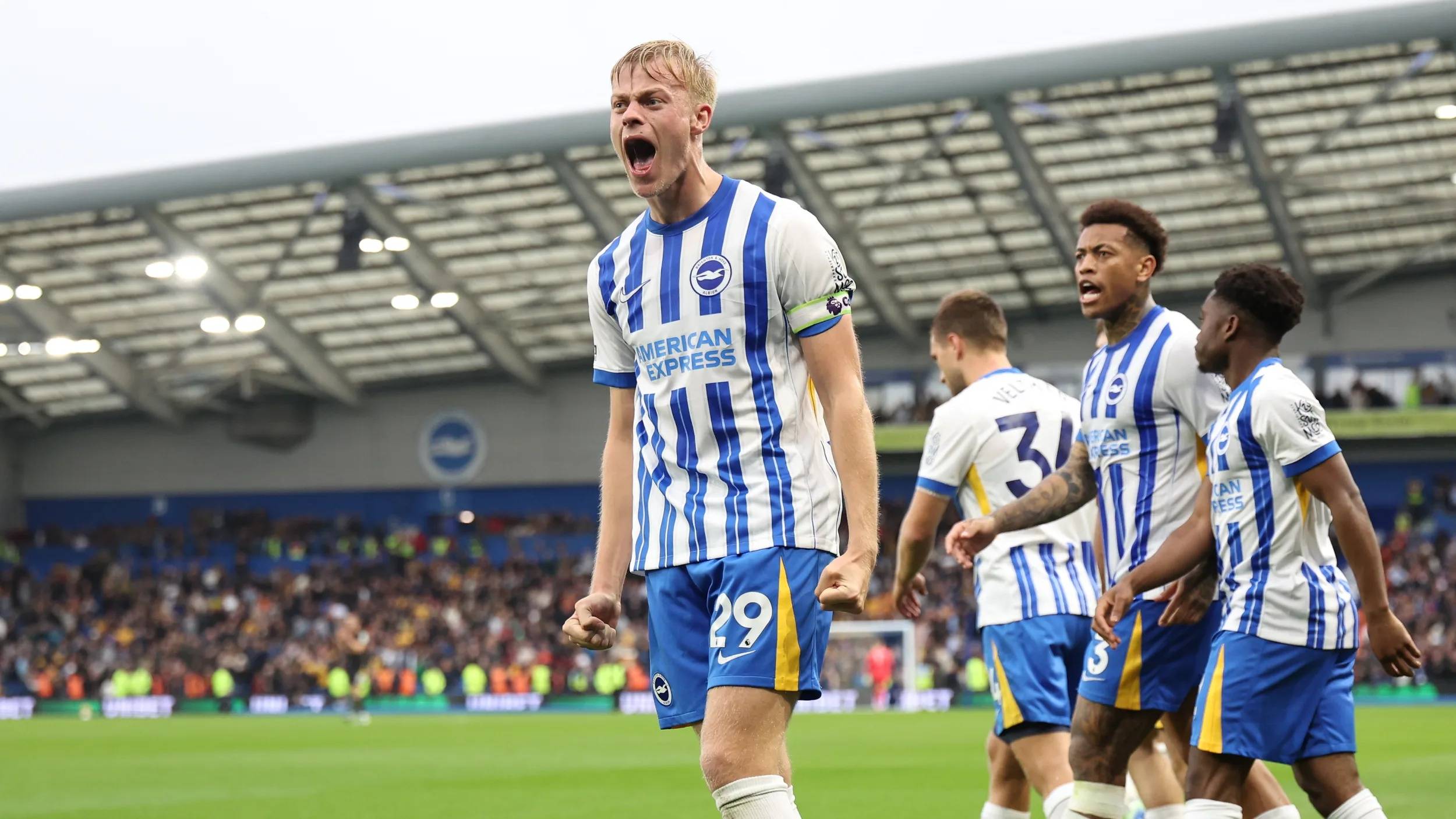 杏彩体育链接-包含莱斯特城爆冷击败曼城，英超格局生变的词条