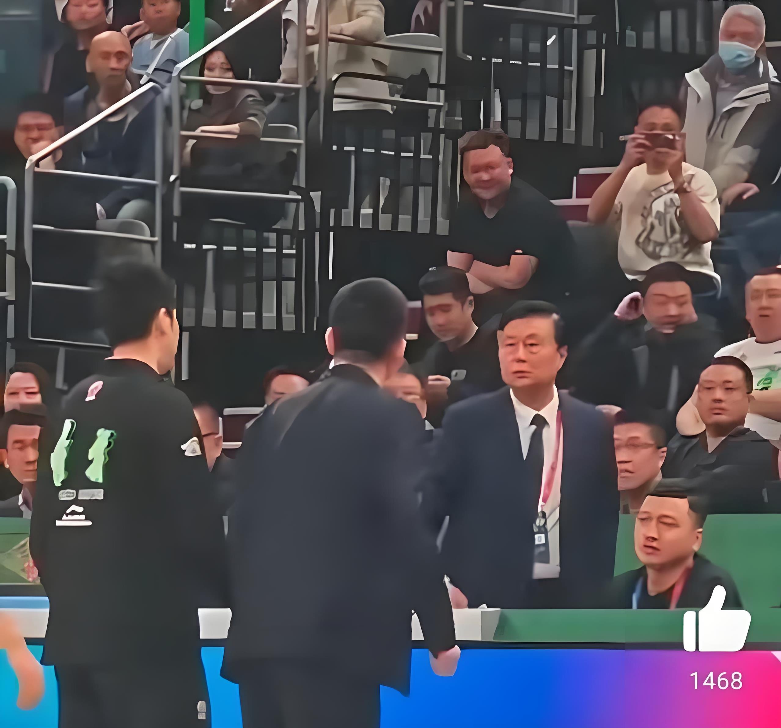 紧张局势不断升级，球场上气氛火爆