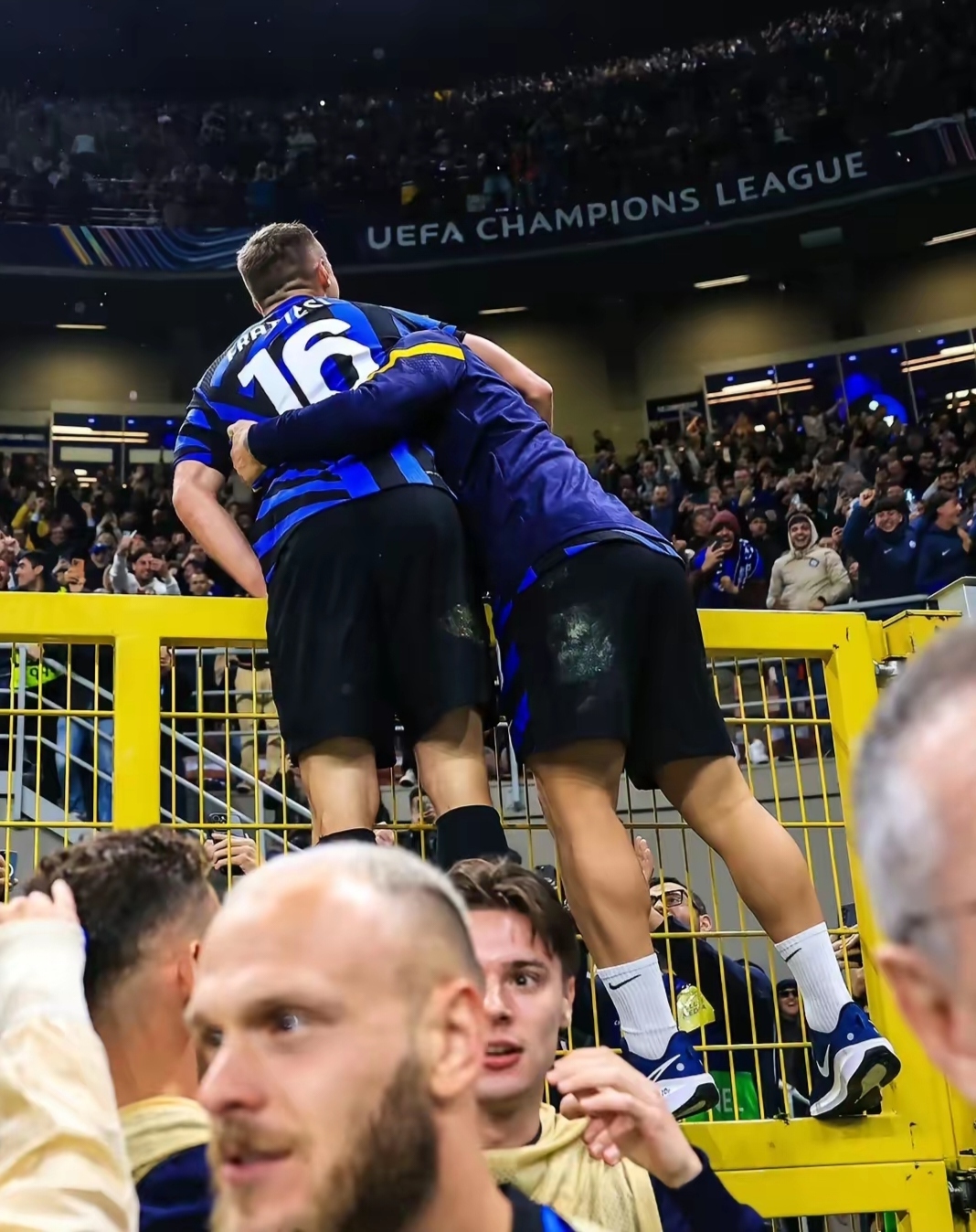 欧冠比赛中一粒世界波震惊全场