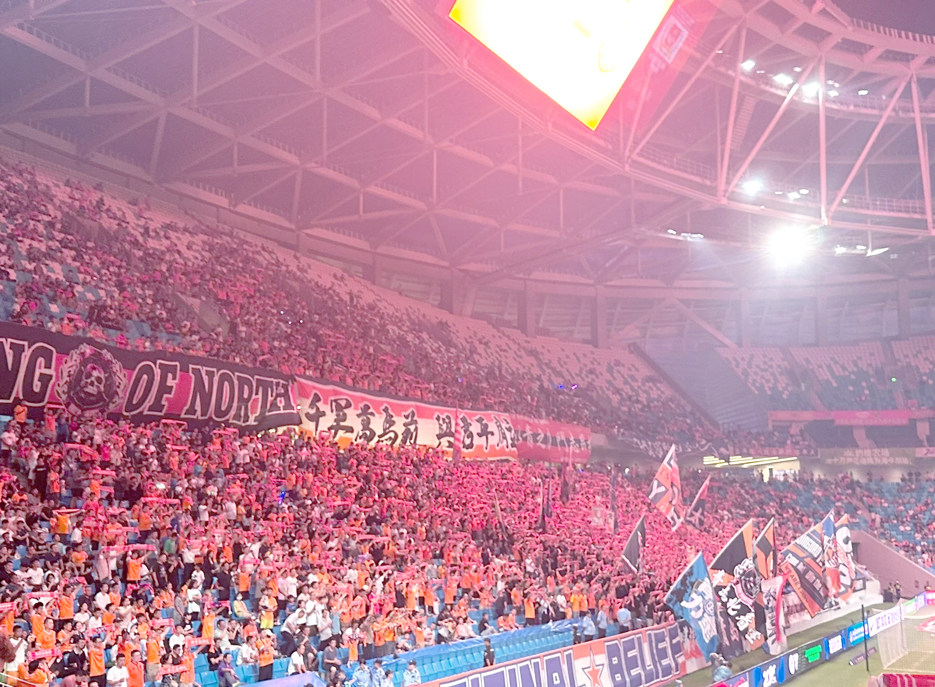 包含精彩比赛热度高涨，场外球迷激情呐喊的词条